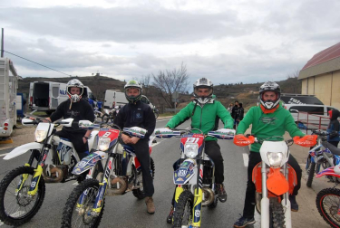 El templo fortificado de Santa María de Ujué fue espectador de excepción de un fin de semana en el que las motos se adueñaron de los montes de la localidad a través de los cuales se disputó el Enduro de Ujué, una prueba en la que tomaron parte en torno a 200 motocicletas. El sábado fue el turno de los pilotos más jóvenes y el domingo tomaron la pista los mayores. Un recorrido al que la lluvia y el barro pusieron el “plus” de dificultad y espectacularidad.