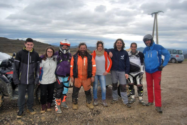 El templo fortificado de Santa María de Ujué fue espectador de excepción de un fin de semana en el que las motos se adueñaron de los montes de la localidad a través de los cuales se disputó el Enduro de Ujué, una prueba en la que tomaron parte en torno a 200 motocicletas. El sábado fue el turno de los pilotos más jóvenes y el domingo tomaron la pista los mayores. Un recorrido al que la lluvia y el barro pusieron el “plus” de dificultad y espectacularidad.