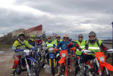 El templo fortificado de Santa María de Ujué fue espectador de excepción de un fin de semana en el que las motos se adueñaron de los montes de la localidad a través de los cuales se disputó el Enduro de Ujué, una prueba en la que tomaron parte en torno a 200 motocicletas. El sábado fue el turno de los pilotos más jóvenes y el domingo tomaron la pista los mayores. Un recorrido al que la lluvia y el barro pusieron el “plus” de dificultad y espectacularidad.