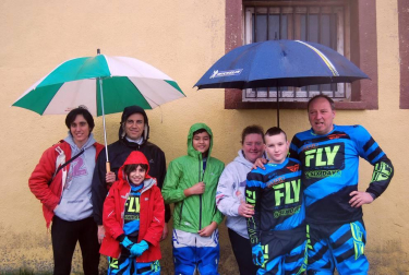 El templo fortificado de Santa María de Ujué fue espectador de excepción de un fin de semana en el que las motos se adueñaron de los montes de la localidad a través de los cuales se disputó el Enduro de Ujué, una prueba en la que tomaron parte en torno a 200 motocicletas. El sábado fue el turno de los pilotos más jóvenes y el domingo tomaron la pista los mayores. Un recorrido al que la lluvia y el barro pusieron el “plus” de dificultad y espectacularidad.