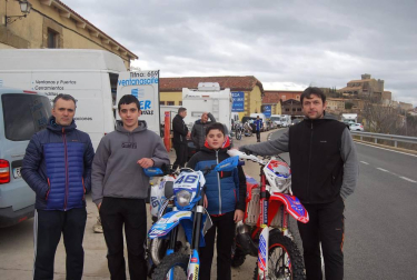 El templo fortificado de Santa María de Ujué fue espectador de excepción de un fin de semana en el que las motos se adueñaron de los montes de la localidad a través de los cuales se disputó el Enduro de Ujué, una prueba en la que tomaron parte en torno a 200 motocicletas. El sábado fue el turno de los pilotos más jóvenes y el domingo tomaron la pista los mayores. Un recorrido al que la lluvia y el barro pusieron el “plus” de dificultad y espectacularidad.