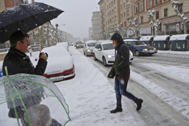 La nevada en Navarra cancela vuelos y autobuses y corta el tráfico de trenes