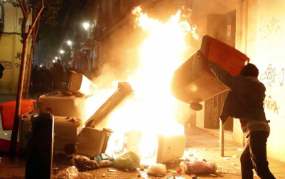 Seis personas de nacionalidad española han sido detenidas, diez policías nacionales han resultado heridos y numerosos destrozos en las calles se han producido durante la protesta por la muerte de Mmame M., el senegalés mantero que murió de un paro cardíaco en el barrio de Lavapiés