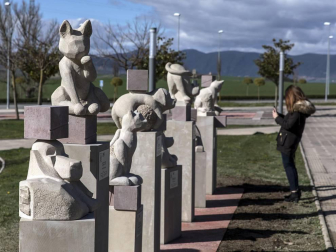 Alumnos del taller de piedra de la Escuela de Arte de Pamplona han creado el conjunto escultórico 'Jugando al cubo', instalado en la urbanización Ardoi (Zizur Mayor). Es el tercer proyecto que realiza la Escuela para el Ayuntamiento de la localidad
