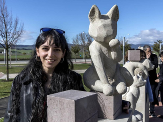 Alumnos del taller de piedra de la Escuela de Arte de Pamplona han creado el conjunto escultórico 'Jugando al cubo', instalado en la urbanización Ardoi (Zizur Mayor). Es el tercer proyecto que realiza la Escuela para el Ayuntamiento de la localidad