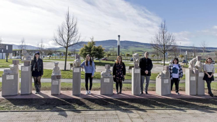 Alumnos del taller de piedra de la Escuela de Arte de Pamplona han creado el conjunto escultórico 'Jugando al cubo', instalado en la urbanización Ardoi (Zizur Mayor). Es el tercer proyecto que realiza la Escuela para el Ayuntamiento de la localidad
