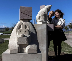 Alumnos del taller de piedra de la Escuela de Arte de Pamplona han creado el conjunto escultórico 'Jugando al cubo', instalado en la urbanización Ardoi (Zizur Mayor). Es el tercer proyecto que realiza la Escuela para el Ayuntamiento de la localidad