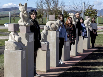 Alumnos del taller de piedra de la Escuela de Arte de Pamplona han creado el conjunto escultórico 'Jugando al cubo', instalado en la urbanización Ardoi (Zizur Mayor). Es el tercer proyecto que realiza la Escuela para el Ayuntamiento de la localidad
