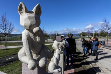 Alumnos del taller de piedra de la Escuela de Arte de Pamplona han creado el conjunto escultórico 'Jugando al cubo', instalado en la urbanización Ardoi (Zizur Mayor). Es el tercer proyecto que realiza la Escuela para el Ayuntamiento de la localidad
