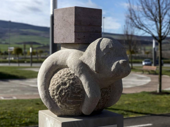 Alumnos del taller de piedra de la Escuela de Arte de Pamplona han creado el conjunto escultórico 'Jugando al cubo', instalado en la urbanización Ardoi (Zizur Mayor). Es el tercer proyecto que realiza la Escuela para el Ayuntamiento de la localidad
