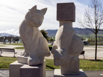 Alumnos del taller de piedra de la Escuela de Arte de Pamplona han creado el conjunto escultórico 'Jugando al cubo', instalado en la urbanización Ardoi (Zizur Mayor). Es el tercer proyecto que realiza la Escuela para el Ayuntamiento de la localidad