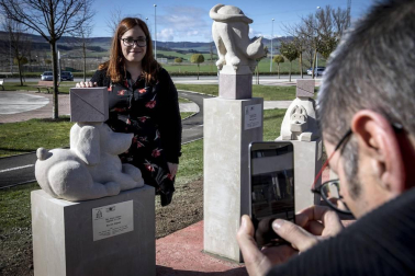 Alumnos del taller de piedra de la Escuela de Arte de Pamplona han creado el conjunto escultórico 'Jugando al cubo', instalado en la urbanización Ardoi (Zizur Mayor). Es el tercer proyecto que realiza la Escuela para el Ayuntamiento de la localidad