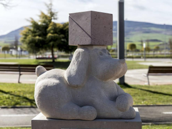 Alumnos del taller de piedra de la Escuela de Arte de Pamplona han creado el conjunto escultórico 'Jugando al cubo', instalado en la urbanización Ardoi (Zizur Mayor). Es el tercer proyecto que realiza la Escuela para el Ayuntamiento de la localidad