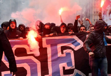 a Ertzaintza ha detenido a tres hinchas del Olympique de Marsella por protagonizar los incidentes en el interior del campo de fútbol de San Mamés en los que han resultado heridos dos vigilantes jurados, uno de ellos en el cuello tras ser atacado con un arma blanca