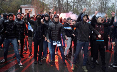 a Ertzaintza ha detenido a tres hinchas del Olympique de Marsella por protagonizar los incidentes en el interior del campo de fútbol de San Mamés en los que han resultado heridos dos vigilantes jurados, uno de ellos en el cuello tras ser atacado con un arma blanca