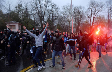 a Ertzaintza ha detenido a tres hinchas del Olympique de Marsella por protagonizar los incidentes en el interior del campo de fútbol de San Mamés en los que han resultado heridos dos vigilantes jurados, uno de ellos en el cuello tras ser atacado con un arma blanca