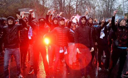 a Ertzaintza ha detenido a tres hinchas del Olympique de Marsella por protagonizar los incidentes en el interior del campo de fútbol de San Mamés en los que han resultado heridos dos vigilantes jurados, uno de ellos en el cuello tras ser atacado con un arma blanca