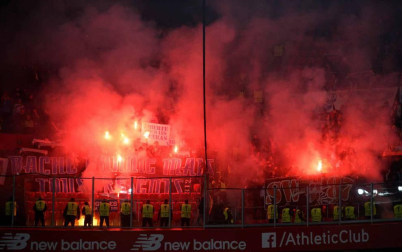 a Ertzaintza ha detenido a tres hinchas del Olympique de Marsella por protagonizar los incidentes en el interior del campo de fútbol de San Mamés en los que han resultado heridos dos vigilantes jurados, uno de ellos en el cuello tras ser atacado con un arma blanca