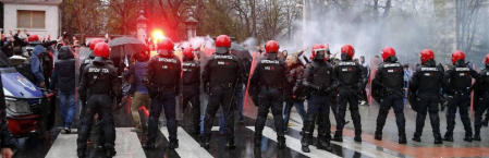 a Ertzaintza ha detenido a tres hinchas del Olympique de Marsella por protagonizar los incidentes en el interior del campo de fútbol de San Mamés en los que han resultado heridos dos vigilantes jurados, uno de ellos en el cuello tras ser atacado con un arma blanca
