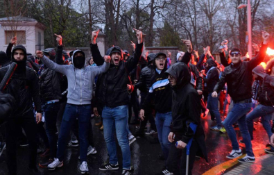 a Ertzaintza ha detenido a tres hinchas del Olympique de Marsella por protagonizar los incidentes en el interior del campo de fútbol de San Mamés en los que han resultado heridos dos vigilantes jurados, uno de ellos en el cuello tras ser atacado con un arma blanca