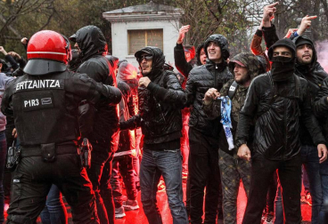 a Ertzaintza ha detenido a tres hinchas del Olympique de Marsella por protagonizar los incidentes en el interior del campo de fútbol de San Mamés en los que han resultado heridos dos vigilantes jurados, uno de ellos en el cuello tras ser atacado con un arma blanca