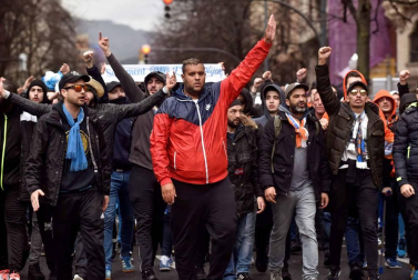 a Ertzaintza ha detenido a tres hinchas del Olympique de Marsella por protagonizar los incidentes en el interior del campo de fútbol de San Mamés en los que han resultado heridos dos vigilantes jurados, uno de ellos en el cuello tras ser atacado con un arma blanca