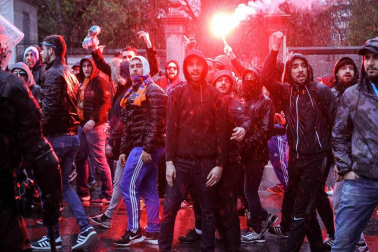 a Ertzaintza ha detenido a tres hinchas del Olympique de Marsella por protagonizar los incidentes en el interior del campo de fútbol de San Mamés en los que han resultado heridos dos vigilantes jurados, uno de ellos en el cuello tras ser atacado con un arma blanca