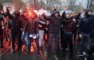 a Ertzaintza ha detenido a tres hinchas del Olympique de Marsella por protagonizar los incidentes en el interior del campo de fútbol de San Mamés en los que han resultado heridos dos vigilantes jurados, uno de ellos en el cuello tras ser atacado con un arma blanca