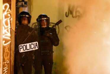 Seis personas de nacionalidad española han sido detenidas, diez policías nacionales han resultado heridos y numerosos destrozos en las calles se han producido durante la protesta por la muerte de Mmame M., el senegalés mantero que murió de un paro cardíaco en el barrio de Lavapiés