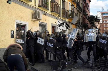 Seis personas de nacionalidad española han sido detenidas, diez policías nacionales han resultado heridos y numerosos destrozos en las calles se han producido durante la protesta por la muerte de Mmame M., el senegalés mantero que murió de un paro cardíaco en el barrio de Lavapiés