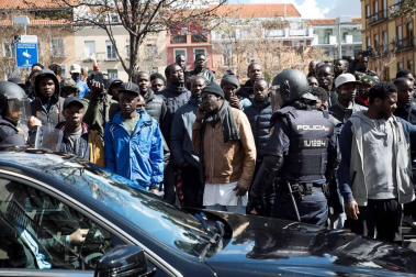 Seis personas de nacionalidad española han sido detenidas, diez policías nacionales han resultado heridos y numerosos destrozos en las calles se han producido durante la protesta por la muerte de Mmame M., el senegalés mantero que murió de un paro cardíaco en el barrio de Lavapiés