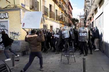 Seis personas de nacionalidad española han sido detenidas, diez policías nacionales han resultado heridos y numerosos destrozos en las calles se han producido durante la protesta por la muerte de Mmame M., el senegalés mantero que murió de un paro cardíaco en el barrio de Lavapiés