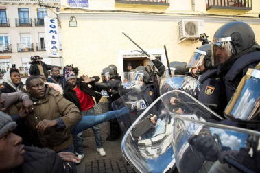 Seis personas de nacionalidad española han sido detenidas, diez policías nacionales han resultado heridos y numerosos destrozos en las calles se han producido durante la protesta por la muerte de Mmame M., el senegalés mantero que murió de un paro cardíaco en el barrio de Lavapiés