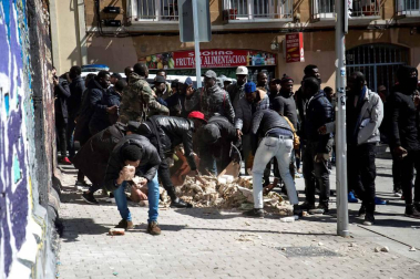 Seis personas de nacionalidad española han sido detenidas, diez policías nacionales han resultado heridos y numerosos destrozos en las calles se han producido durante la protesta por la muerte de Mmame M., el senegalés mantero que murió de un paro cardíaco en el barrio de Lavapiés