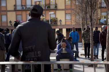 Seis personas de nacionalidad española han sido detenidas, diez policías nacionales han resultado heridos y numerosos destrozos en las calles se han producido durante la protesta por la muerte de Mmame M., el senegalés mantero que murió de un paro cardíaco en el barrio de Lavapiés