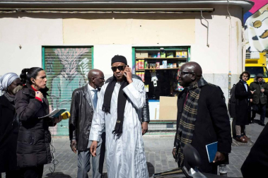 Seis personas de nacionalidad española han sido detenidas, diez policías nacionales han resultado heridos y numerosos destrozos en las calles se han producido durante la protesta por la muerte de Mmame M., el senegalés mantero que murió de un paro cardíaco en el barrio de Lavapiés