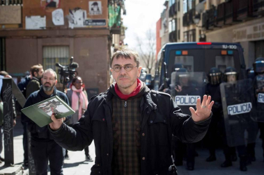 Seis personas de nacionalidad española han sido detenidas, diez policías nacionales han resultado heridos y numerosos destrozos en las calles se han producido durante la protesta por la muerte de Mmame M., el senegalés mantero que murió de un paro cardíaco en el barrio de Lavapiés