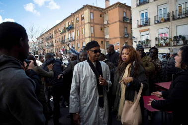 Seis personas de nacionalidad española han sido detenidas, diez policías nacionales han resultado heridos y numerosos destrozos en las calles se han producido durante la protesta por la muerte de Mmame M., el senegalés mantero que murió de un paro cardíaco en el barrio de Lavapiés