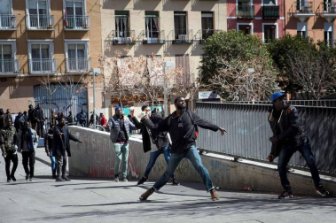 Seis personas de nacionalidad española han sido detenidas, diez policías nacionales han resultado heridos y numerosos destrozos en las calles se han producido durante la protesta por la muerte de Mmame M., el senegalés mantero que murió de un paro cardíaco en el barrio de Lavapiés