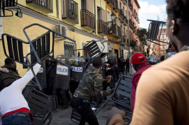 Seis personas de nacionalidad española han sido detenidas, diez policías nacionales han resultado heridos y numerosos destrozos en las calles se han producido durante la protesta por la muerte de Mmame M., el senegalés mantero que murió de un paro cardíaco en el barrio de Lavapiés