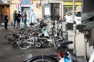 Seis personas de nacionalidad española han sido detenidas, diez policías nacionales han resultado heridos y numerosos destrozos en las calles se han producido durante la protesta por la muerte de Mmame M., el senegalés mantero que murió de un paro cardíaco en el barrio de Lavapiés