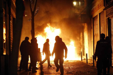 Seis personas de nacionalidad española han sido detenidas, diez policías nacionales han resultado heridos y numerosos destrozos en las calles se han producido durante la protesta por la muerte de Mmame M., el senegalés mantero que murió de un paro cardíaco en el barrio de Lavapiés