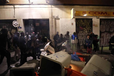 Seis personas de nacionalidad española han sido detenidas, diez policías nacionales han resultado heridos y numerosos destrozos en las calles se han producido durante la protesta por la muerte de Mmame M., el senegalés mantero que murió de un paro cardíaco en el barrio de Lavapiés