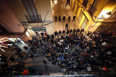 Seis personas de nacionalidad española han sido detenidas, diez policías nacionales han resultado heridos y numerosos destrozos en las calles se han producido durante la protesta por la muerte de Mmame M., el senegalés mantero que murió de un paro cardíaco en el barrio de Lavapiés