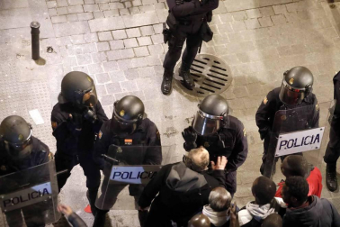 Seis personas de nacionalidad española han sido detenidas, diez policías nacionales han resultado heridos y numerosos destrozos en las calles se han producido durante la protesta por la muerte de Mmame M., el senegalés mantero que murió de un paro cardíaco en el barrio de Lavapiés