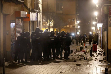 Seis personas de nacionalidad española han sido detenidas, diez policías nacionales han resultado heridos y numerosos destrozos en las calles se han producido durante la protesta por la muerte de Mmame M., el senegalés mantero que murió de un paro cardíaco en el barrio de Lavapiés