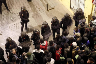 Seis personas de nacionalidad española han sido detenidas, diez policías nacionales han resultado heridos y numerosos destrozos en las calles se han producido durante la protesta por la muerte de Mmame M., el senegalés mantero que murió de un paro cardíaco en el barrio de Lavapiés