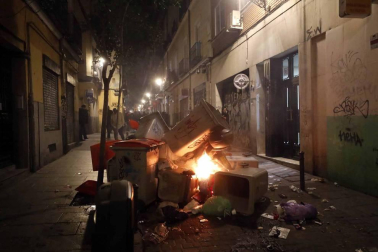 Seis personas de nacionalidad española han sido detenidas, diez policías nacionales han resultado heridos y numerosos destrozos en las calles se han producido durante la protesta por la muerte de Mmame M., el senegalés mantero que murió de un paro cardíaco en el barrio de Lavapiés