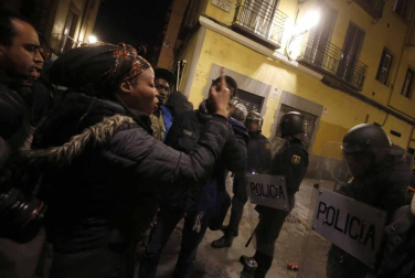 Seis personas de nacionalidad española han sido detenidas, diez policías nacionales han resultado heridos y numerosos destrozos en las calles se han producido durante la protesta por la muerte de Mmame M., el senegalés mantero que murió de un paro cardíaco en el barrio de Lavapiés