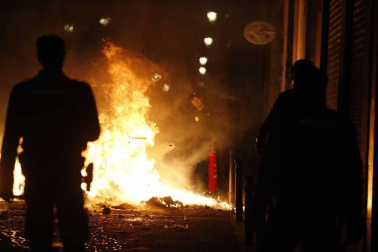 Seis personas de nacionalidad española han sido detenidas, diez policías nacionales han resultado heridos y numerosos destrozos en las calles se han producido durante la protesta por la muerte de Mmame M., el senegalés mantero que murió de un paro cardíaco en el barrio de Lavapiés